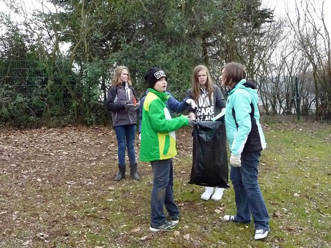 Aktion - sauberes Quartier! (Foto: Stadtjugendring Sondershausen) Aktion - sauberes Quartier! (Foto: Stadtjugendring Sondershausen)