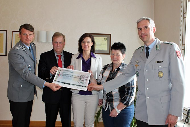 Spendengelder &uuml;bergeben (Foto: Karl-Heinz Herrmann)