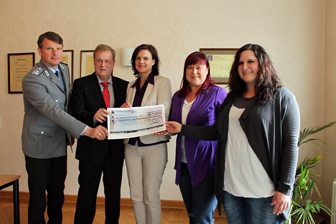 Spendengelder &uuml;bergeben (Foto: Karl-Heinz Herrmann)