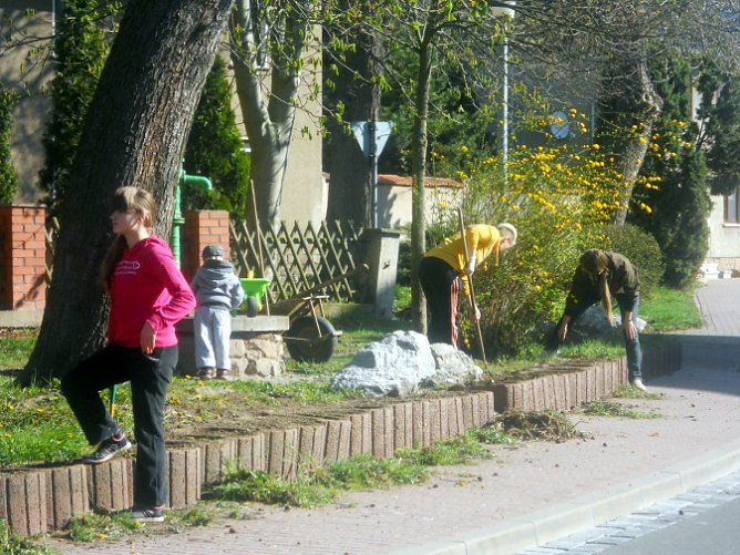Fr&uuml;hjahrsputz in Ortsteil Esperstedt (Foto: Stadt Bad Frankenhausen)