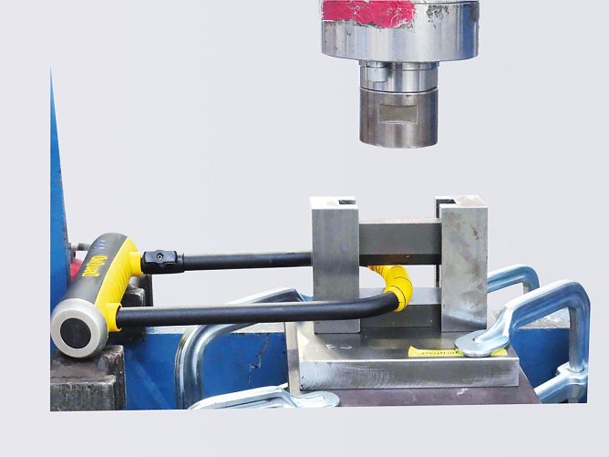 Dieses Schloss &uuml;bersteht die Messung der Schneidfestigkeit: Von oben senkt sich die Presse, die genormten Schneiden dr&uuml;cken von oben und unten gegen den Stahlb&uuml;gel. (Foto: Stiftung Warentest)