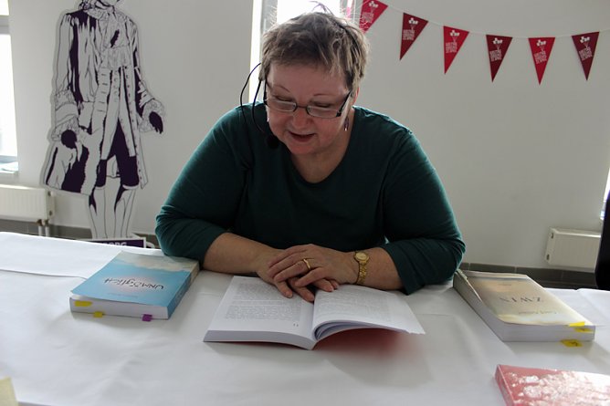 Neue Runde beim Lesefest - Vorlesen und Buchverkauf (Foto: Karl-Heinz Herrmann) Neue Runde beim Lesefest - Vorlesen und Buchverkauf (Foto: Karl-Heinz Herrmann)