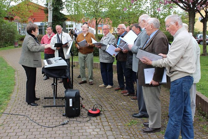 Bei den Kirmesburschen gefeiert (Foto: Karl-Heinz Herrmann) Bei den Kirmesburschen gefeiert (Foto: Karl-Heinz Herrmann)