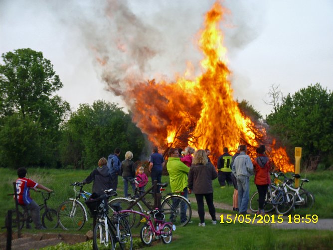 Maifeuer 2015 in Seehausen (Foto: Privat) Maifeuer 2015 in Seehausen (Foto: Privat)
