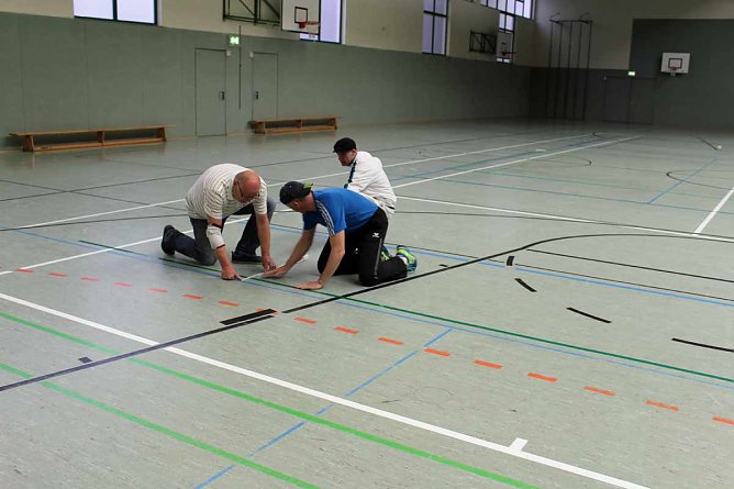Vorbereitung f&uuml;r Badminton (Foto: Karl-Heinz Herrmann)