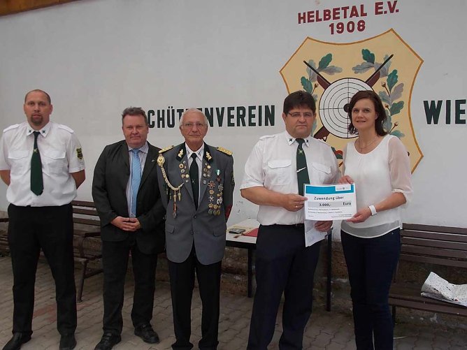 Schützen erhielten Geld (Foto: Wahlkreisbüro Dorothea Marx) Schützen erhielten Geld (Foto: Wahlkreisbüro Dorothea Marx)