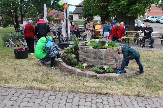 Spiralbeet zum Aktionstag bepflanzt (Foto: Karl-Heinz Herrmann)