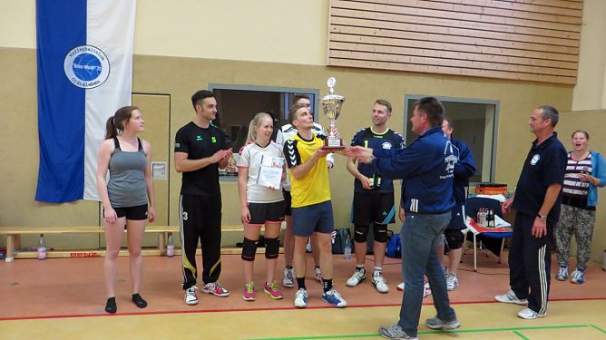 Pokal bleibt beim VC Blau-Wei&szlig; (Foto: Peter Fahnert)