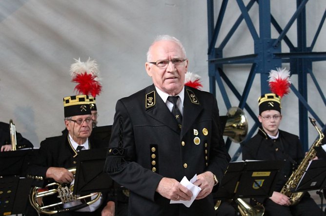 Bergleute feiern auch im Regen (Foto: Karl-Heinz Herrmann)