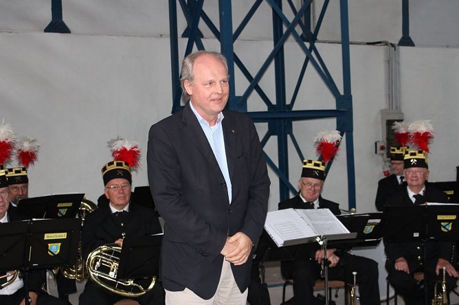 Bergleute feiern auch im Regen (Foto: Karl-Heinz Herrmann)