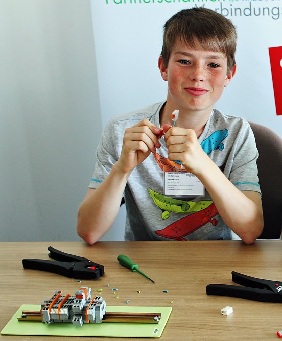 Nachwuchsfußballer des BSV Eintracht zu Gast bei WAGO (Foto: Wago) Nachwuchsfußballer des BSV Eintracht zu Gast bei WAGO (Foto: Wago)