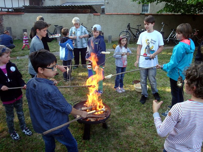 Johannisfeuer an der Altstädter Kirche (Foto: Peter Zimmer) Johannisfeuer an der Altstädter Kirche (Foto: Peter Zimmer)