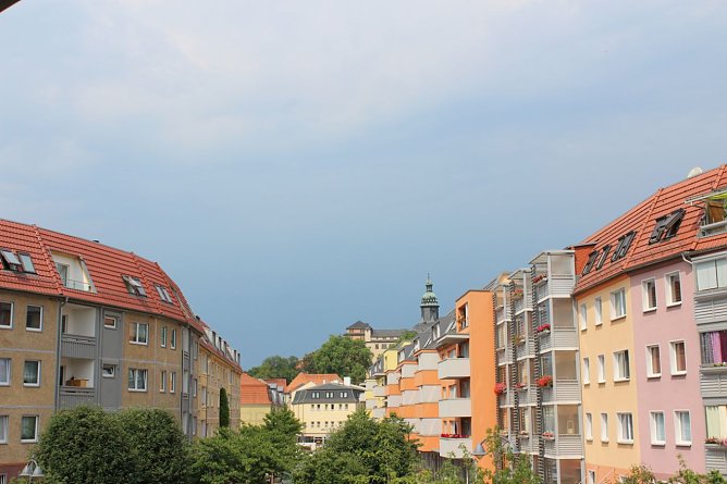 Dunkle Wolken &uuml;ber dem Rathaus (Foto: Karl-Heinz Herrmann)