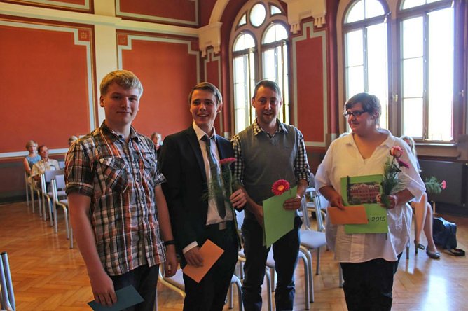 Feierlich Zeugnisse erhalten (Foto: Karl-Heinz Herrmann)