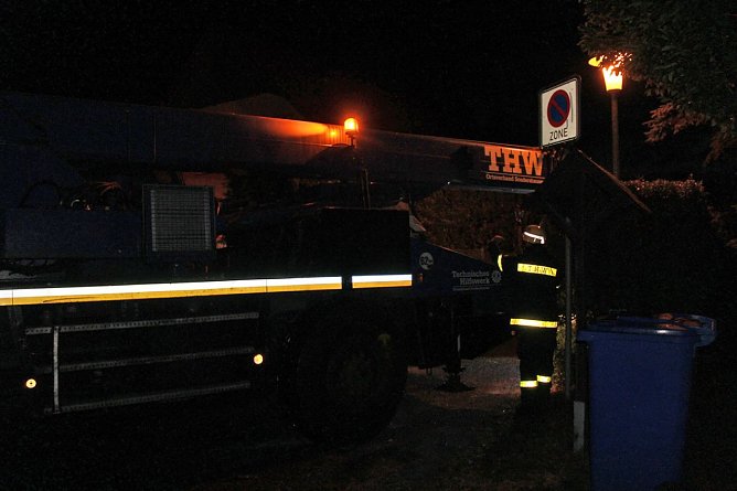 THW und Feuerwehr im Einsatz (Foto: Karl-Heinz Herrmann) THW und Feuerwehr im Einsatz (Foto: Karl-Heinz Herrmann)