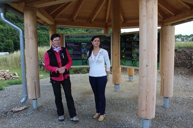 Informationspunkt f&uuml;r Touristen &uuml;bergeben (Foto: Karl-Heinz Herrmann)