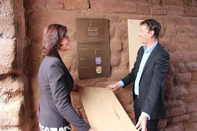 Schicker Eingangsbereich am Kyffhäuserdenkmal (Foto: Karl-Heinz Herrmann) Schicker Eingangsbereich am Kyffhäuserdenkmal (Foto: Karl-Heinz Herrmann)