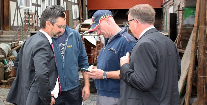 Innenstaatssekret&auml;r Udo G&ouml;tze und Landrat Dr. Werner Henning machten sich am Dienstag vor Ort ein Bild von der Lage. (Foto: Sebastian Schneider)