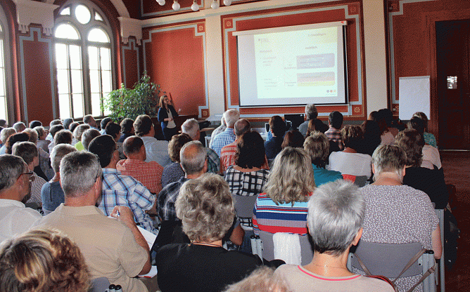 P&auml;dagogen informiert (Foto: Karl-Heinz Herrmann)