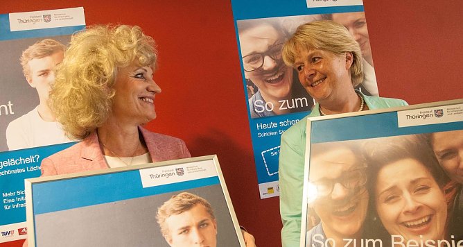 Th&uuml;ringens Infrastrukturministerin Birgit Keller (links) und Dagmar Lemke, Landesverkehrswacht Th&uuml;ringen, pr&auml;sentieren den Aufruf zur L&auml;chelkampagne (Foto: TMIL)