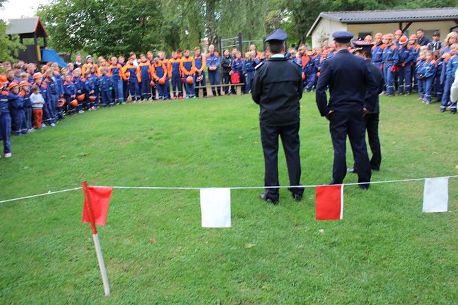Bei der Er&ouml;ffnung der Wettk&auml;mpfe dabei der B&uuml;rgermeister von Ebeleben (SPD). Mit Schwimmbad in Ebeleben bieten wir ein gute Wettkampfst&auml;tte. Und in der Tat, es ist gut Platz vorhanden und wenn wirklich mal stark die Sonne scheint, spende B&auml;ume Schatten. Und in der Wettkampfpausen k&ouml;nnen die Spielger&auml;te genutzt werden.  (Foto: Karl-Heinz Herrmann)