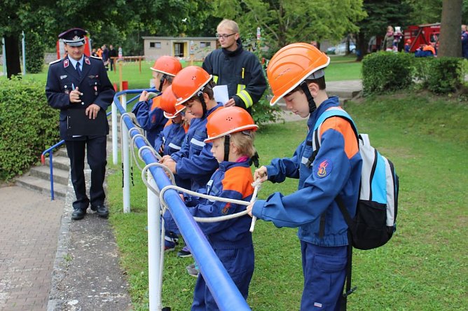Bei der Er&ouml;ffnung der Wettk&auml;mpfe dabei der B&uuml;rgermeister von Ebeleben (SPD). Mit Schwimmbad in Ebeleben bieten wir ein gute Wettkampfst&auml;tte. Und in der Tat, es ist gut Platz vorhanden und wenn wirklich mal stark die Sonne scheint, spende B&auml;ume Schatten. Und in der Wettkampfpausen k&ouml;nnen die Spielger&auml;te genutzt werden.  (Foto: Karl-Heinz Herrmann)