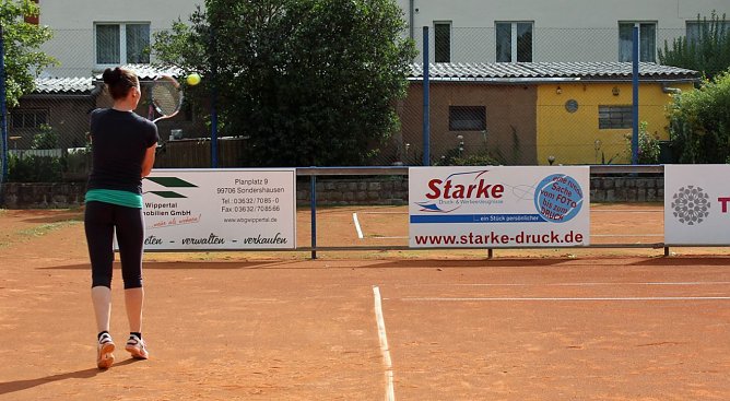 Tennisspieler in Aktion  (Foto: Karl-Heinz Herrmann)