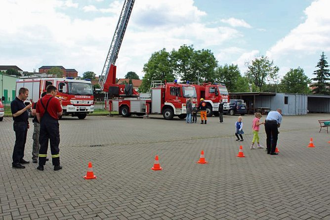 Feuerwache mit offener Tür (Foto: Karl-Heinz Herrmann) Feuerwache mit offener Tür (Foto: Karl-Heinz Herrmann)