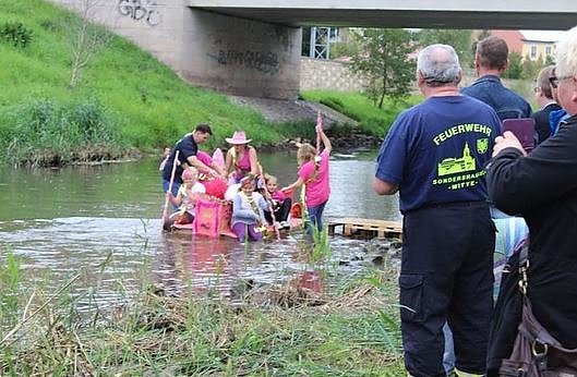 Feuerwache mit offener Tür (Foto: Karl-Heinz Herrmann) Feuerwache mit offener Tür (Foto: Karl-Heinz Herrmann)
