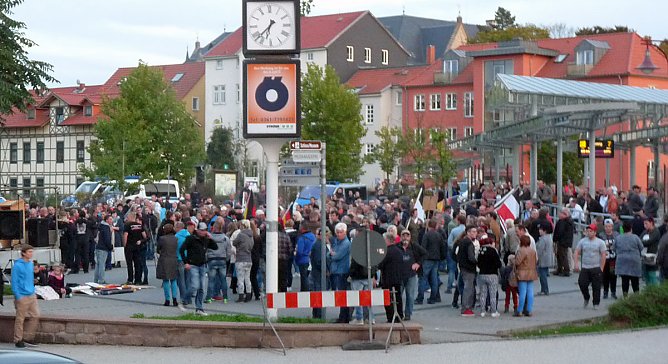 Demonstration und Gegendemonstration (1) (Foto: Karl-Heinz Herrmann) Demonstration und Gegendemonstration (1) (Foto: Karl-Heinz Herrmann)