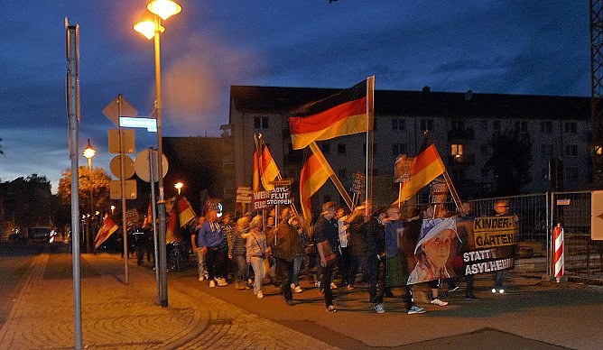 Demonstration und Gegendemonstration (1) (Foto: Karl-Heinz Herrmann) Demonstration und Gegendemonstration (1) (Foto: Karl-Heinz Herrmann)