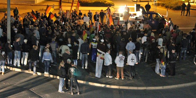 Demonstration und Gegendemonstration (1) (Foto: Karl-Heinz Herrmann) Demonstration und Gegendemonstration (1) (Foto: Karl-Heinz Herrmann)