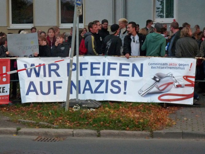 Demonstration und Gegendemonstration (2) (Foto: Karl-Heinz Herrmann) Demonstration und Gegendemonstration (2) (Foto: Karl-Heinz Herrmann)