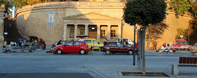 Warm angezogen zum Trödelmarkt (Foto: Karl-Heinz Herrmann) Warm angezogen zum Trödelmarkt (Foto: Karl-Heinz Herrmann)