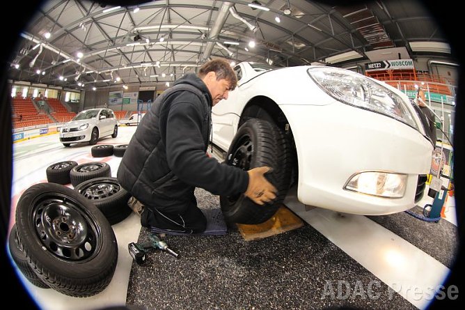Der Reifenwechsel kann schon jetzt stattfinden, rät der ADAC (Foto: ADAC) Der Reifenwechsel kann schon jetzt stattfinden, rät der ADAC (Foto: ADAC)