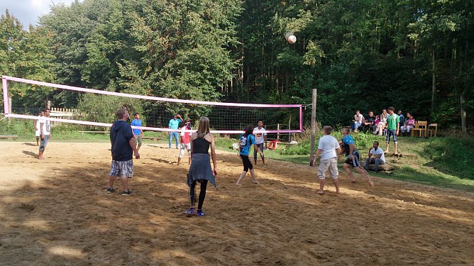 Interkulturelles Volleyballturnier auf dem Abenteuerspielplatz (Foto: Stadtjugendring Sondershausen)