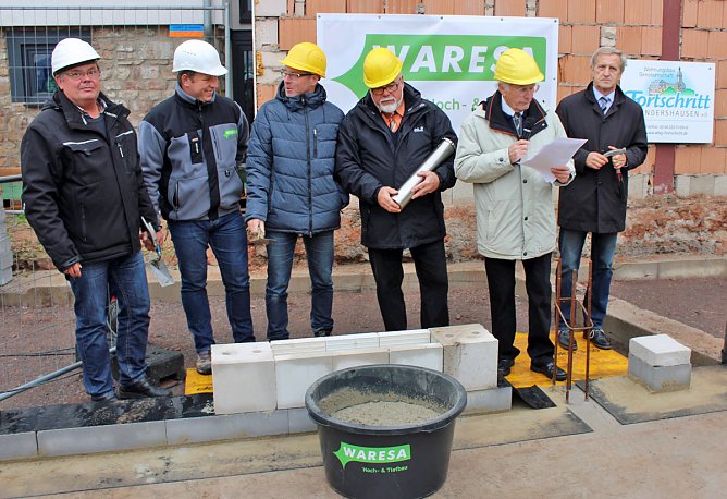 Grundsteinlegung für neues Wohn- und Geschäftshaus (Foto: Karl-Heinz Herrmann) Grundsteinlegung für neues Wohn- und Geschäftshaus (Foto: Karl-Heinz Herrmann)