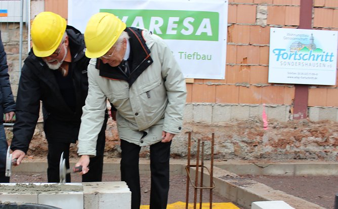 Grundsteinlegung für neues Wohn- und Geschäftshaus (Foto: Karl-Heinz Herrmann) Grundsteinlegung für neues Wohn- und Geschäftshaus (Foto: Karl-Heinz Herrmann)