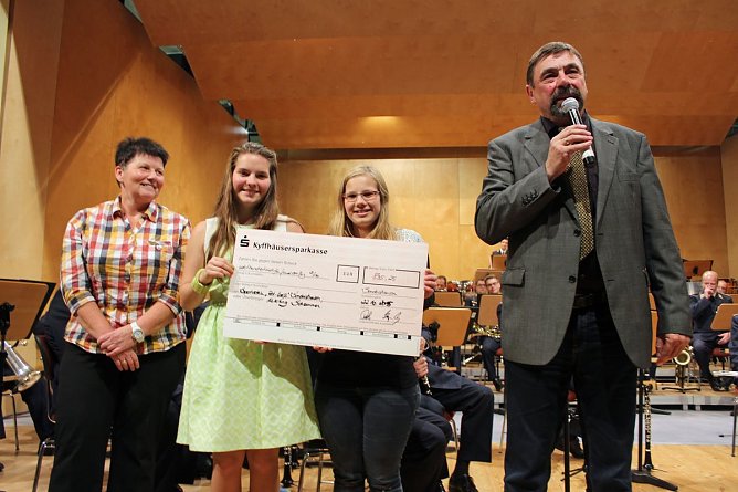 Begeisterndes Benefizkonzert (Foto: Karl-Heinz Herrmann) Begeisterndes Benefizkonzert (Foto: Karl-Heinz Herrmann)