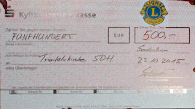 Spende für Trintatiskirche (Foto: Karl-Heinz Herrmann) Spende für Trintatiskirche (Foto: Karl-Heinz Herrmann)