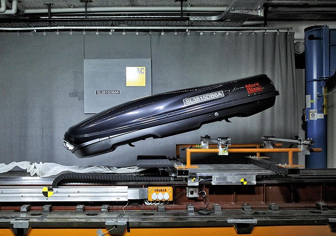 Im Crash-Test versagt die Box von Mont Blanc. Sie l&ouml;st sich vom Testaufbau und erh&auml;lt daf&uuml;r die Note mangelhaft. (Foto: ADAC/Ralph Wagner)