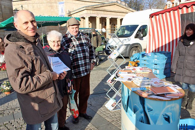 Infostand gegen häusliche Gewalt (Foto: Karl-Heinz Herrmann) Infostand gegen häusliche Gewalt (Foto: Karl-Heinz Herrmann)