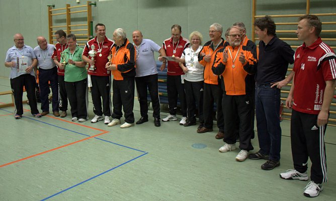 Die Pokale des TBRSV im Bosseln sind wieder in Thüringen (Foto: Landratsamt Kyffhäuserkreis) Die Pokale des TBRSV im Bosseln sind wieder in Thüringen (Foto: Landratsamt Kyffhäuserkreis)