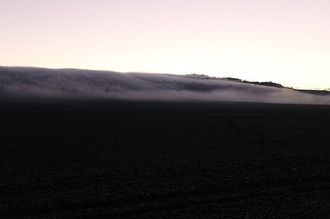 Der Nebel kriecht ins Tal (Foto: Karl-Heinz Herrmann) Der Nebel kriecht ins Tal (Foto: Karl-Heinz Herrmann)