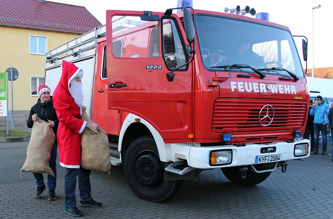In Jecha kam der Nikolaus mit der Feuerwehr (Foto: Karl-Heinz Herrmann) In Jecha kam der Nikolaus mit der Feuerwehr (Foto: Karl-Heinz Herrmann)