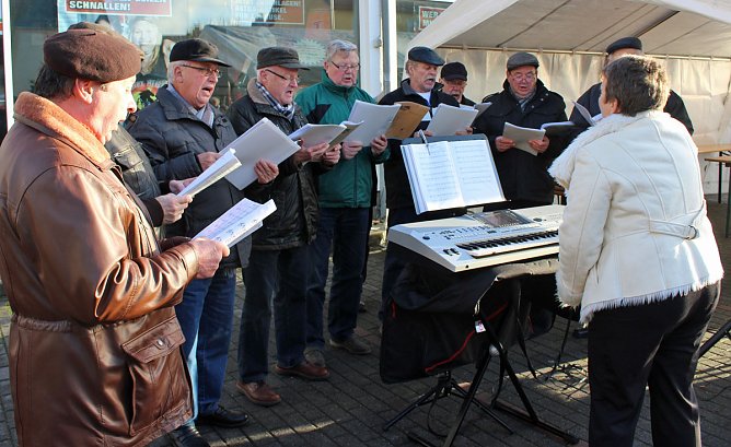 In Jecha kam der Nikolaus mit der Feuerwehr (Foto: Karl-Heinz Herrmann) In Jecha kam der Nikolaus mit der Feuerwehr (Foto: Karl-Heinz Herrmann)