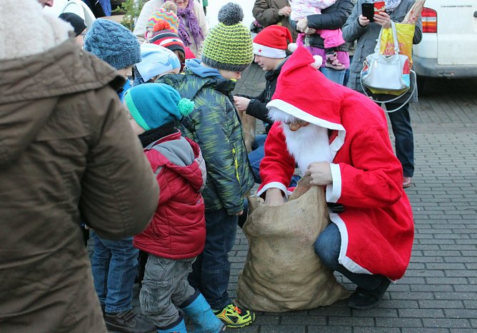 In Jecha kam der Nikolaus mit der Feuerwehr (Foto: Karl-Heinz Herrmann) In Jecha kam der Nikolaus mit der Feuerwehr (Foto: Karl-Heinz Herrmann)