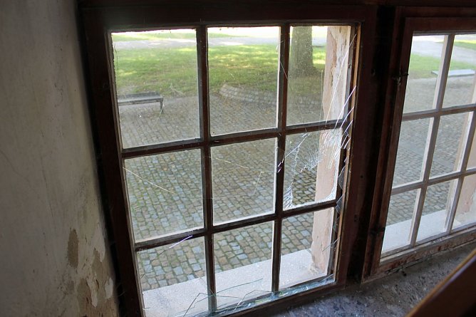 Wieder Fensterscheiben zerst&ouml;rt (Foto: Karl-Heinz Herrmann)