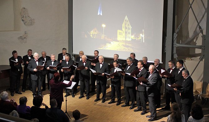 Beschwingtes und besinnliches Weihnachtskonzert (Foto: Karl-Heinz Herrmann) Beschwingtes und besinnliches Weihnachtskonzert (Foto: Karl-Heinz Herrmann)