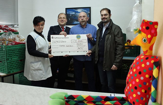 Lions unterstützen Tafel (Foto: Karl-Heinz Herrmann) Lions unterstützen Tafel (Foto: Karl-Heinz Herrmann)